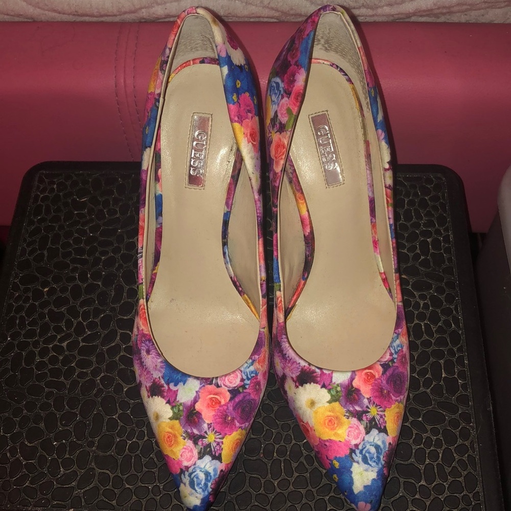 Floral print Guess pumps. Size 7.5M.